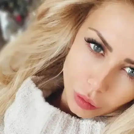 ЩРАК! Венета Харизанова гушка куче миньон! (Папарашки снимки)