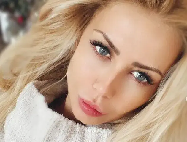 ЩРАК! Венета Харизанова гушка куче миньон! (Папарашки снимки)