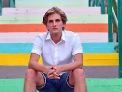 Синът на Къци Вапцаров припечелва като уличен музикант (Асен свири на Витошка, минувачите не го разпознават)