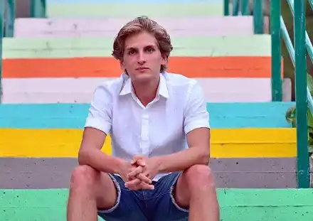 Синът на Къци Вапцаров припечелва като уличен музикант (Асен свири на Витошка, минувачите не го разпознават)