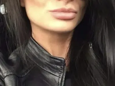 Скандал! Общинарка се снимала непристойно в офиса! Пращала кадрите на любовниците си