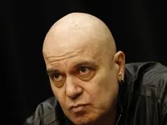 Скандал с дипломата на Слави: Да не е Моцарт, че е получил тапията си за заслуги?!