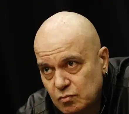 Скандал с дипломата на Слави: Да не е Моцарт, че е получил тапията си за заслуги?!