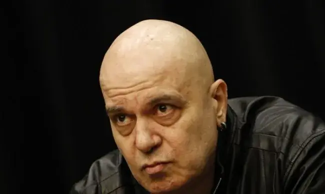 Скандал с дипломата на Слави: Да не е Моцарт, че е получил тапията си за заслуги?!