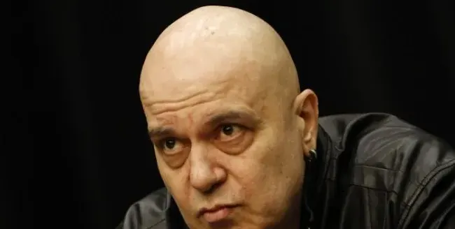 Скандал с дипломата на Слави: Да не е Моцарт, че е получил тапията си за заслуги?!
