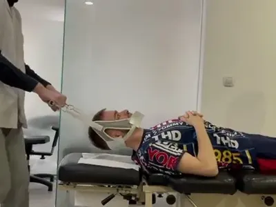 След катастрофа или паднане по стълбите? Опъват гръбнака на Криско (Снимки)