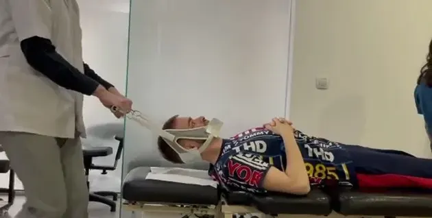 След катастрофа или паднане по стълбите? Опъват гръбнака на Криско (Снимки)