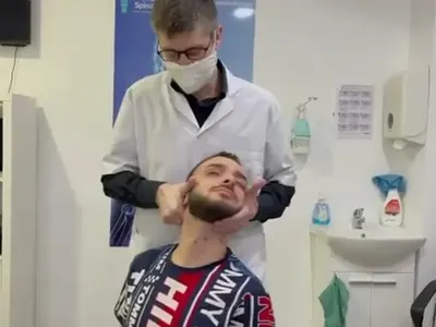 След катастрофа или паднане по стълбите? Опъват гръбнака на Криско (Снимки)