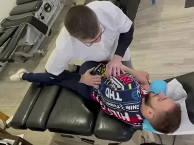 След катастрофа или паднане по стълбите? Опъват гръбнака на Криско (Снимки)