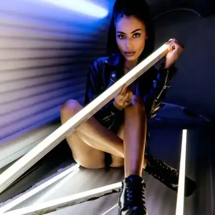 Уникум! Щерката на Ванко 1 с яке в солариума!