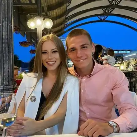 Вальо Антов заведе красивото си гадже на райски остров (Снимки)