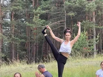 Вили Марковска прави йога сред природата
