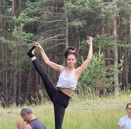 Вили Марковска прави йога сред природата