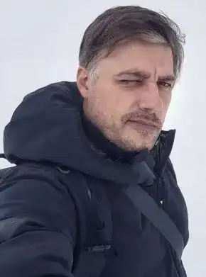 Владо Карамазов продаде снимки за 75 бона (Дарява парите на детска болница)