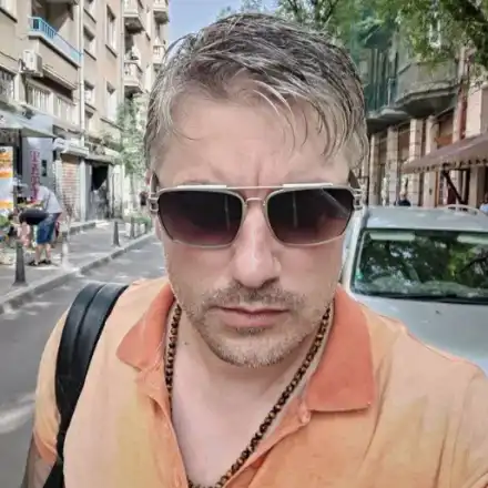 Владо Карамазов се обяснява: Не съм плешив!