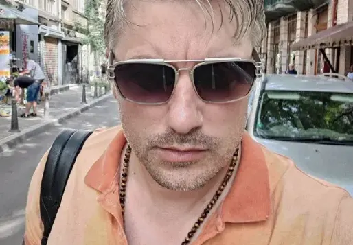 Владо Карамазов се обяснява: Не съм плешив!