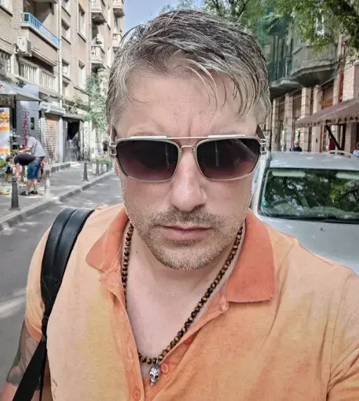 Владо Карамазов се обяснява: Не съм плешив!