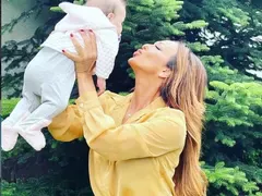 Глория е баба и половина! Примата на поп фолка се грижи за внучката, докато Симона работи на сцената