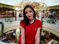 Моделката  Глория Петкова пилотирала самолет на три бутилки шампанско