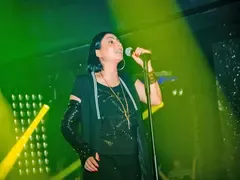 Модерна и в болката си: Софка пее на Слънчака с бутикова шина (Снимки)