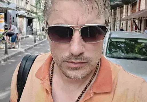 Владо Карамазов се обяснява: Не съм плешив!