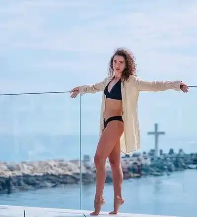 Златното момиче Катрин Тасева показа прелести