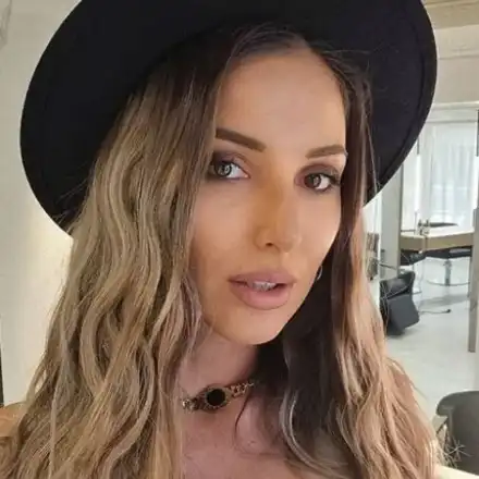 Алекс Петканова побеля на 27