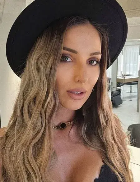 Алекс Петканова побеля на 27