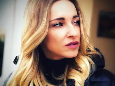 Алекс Раева  пръска сексапил  с дете на плажа