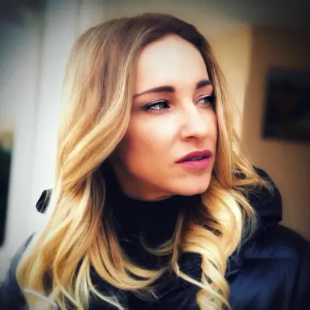 Алекс Раева  пръска сексапил  с дете на плажа