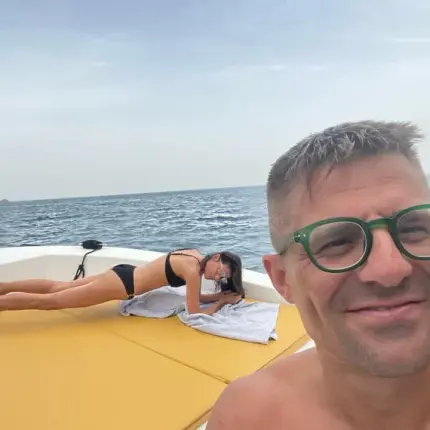 Андрей Арнаудов почива на яхта, жена му прави лицеви опори