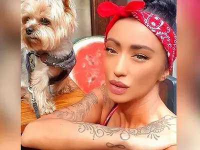 Ани Хоанг се радва на малък дребосък