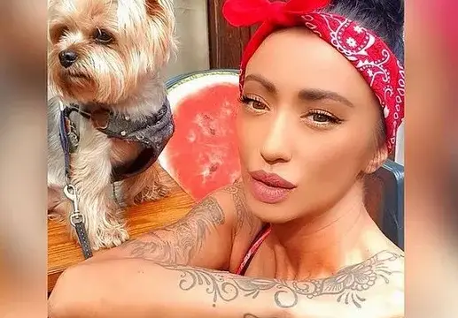 Ани Хоанг се радва на малък дребосък