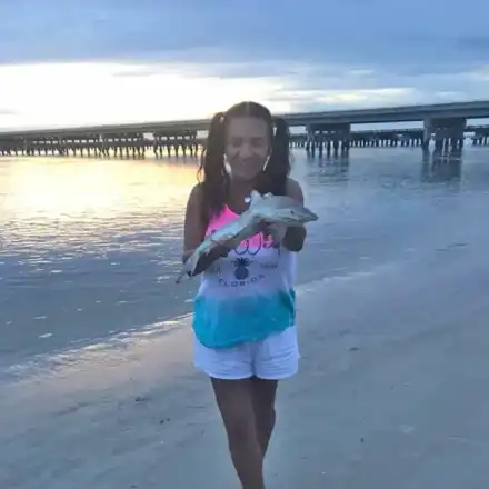 Анита Мейзер се щракна с акула