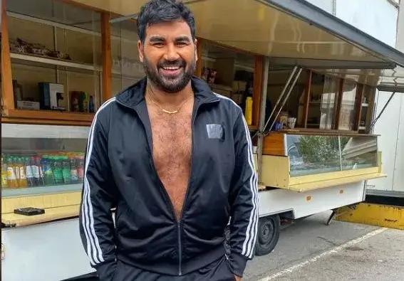 Азис с поредната операция! Този път си сложи бицепси! (ФОТО)