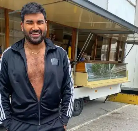 Азис с поредната операция! Този път си сложи бицепси! (ФОТО)