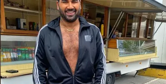 Азис с поредната операция! Този път си сложи бицепси! (ФОТО)