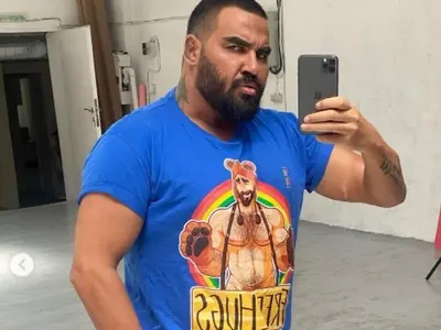 Азис с поредната операция! Този път си сложи бицепси! (ФОТО)