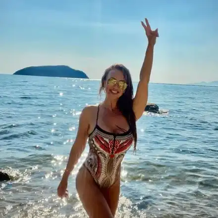 Баба Глория се пусна по бански