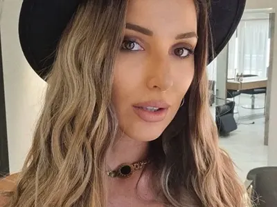 Бели кахъри! Алекс Петканова си намери бял косъм