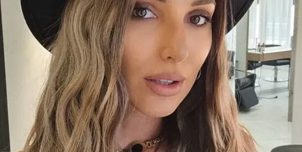 Бели кахъри! Алекс Петканова си намери бял косъм