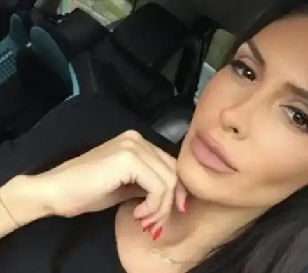 Черната Златка е секси кънкьорка