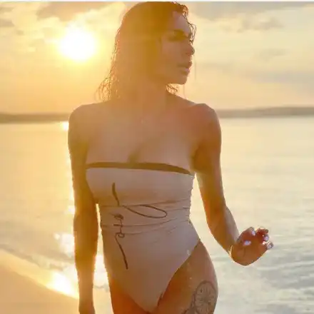 Черната Златка се кефи на залез! С кого е на морето плеймейтката