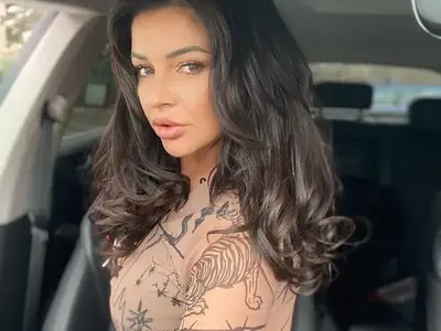 Дебора чака часове за таверна