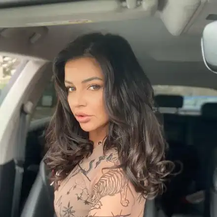 Дебора чака часове за таверна