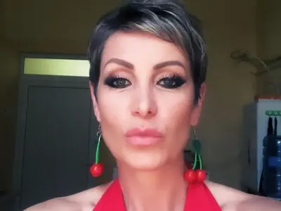 Джина Стоева тури череши нас ушите