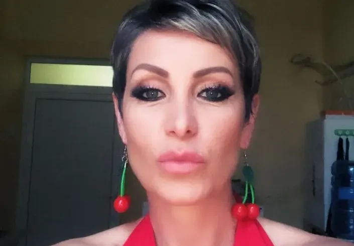 Джина Стоева тури череши нас ушите