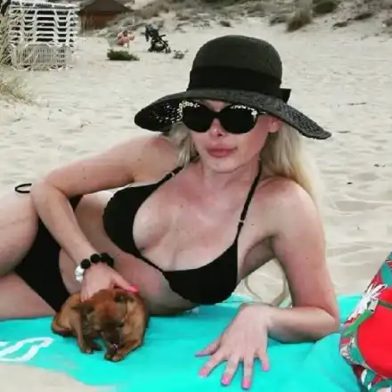 Дъно: Албена Вулева заработва в розов сайт, позира в садо-мазо стил (Снимки)