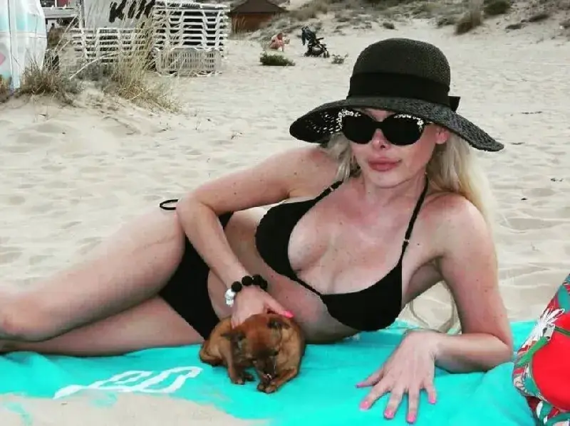 Дъно: Албена Вулева заработва в розов сайт, позира в садо-мазо стил (Снимки)