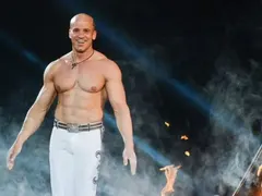 Енчо Керязов слезе от сцената с пищно шоу